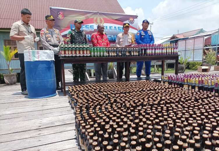 Polres Asmat Musnahkan Ribuan Botol Miras Jelang Festival Asmat Pokman Ke-36