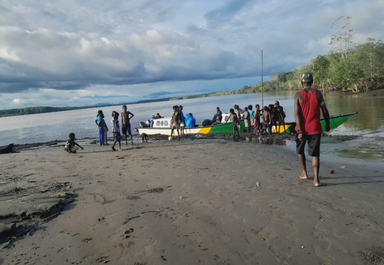 WARGA PESISIR MIMIKA KELUHKAN TINGGINYA LUMPUR DAN PASIR MENGHAMBAT PERJALANAN MELALUI JALUR SUNGAI