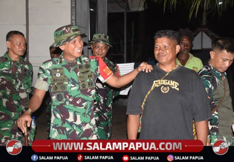 7.	Dansatgas Kodim 1710/MimikaLetkol Inf Jozanda yang meninjau lokasi kegiatan TMMD yang selalu memberikan semangat kepada anggotanya (Humas Kodim 1710/Mimika)