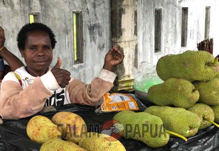Berjualan Hasil Kebun Bagi Kehidupan Keluarga, Mama Carolina: Berkat Itu Dari Tuhan Yang Penting Kita Berusaha