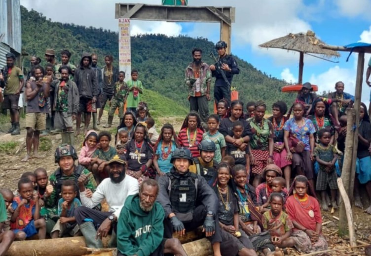 SATGAS YONIF PARA RAIDER 433/JS JALIN SILATURAHMI DAN OBATI WARGA YANG TERLUKA ABSES DI YIGI NDUGA