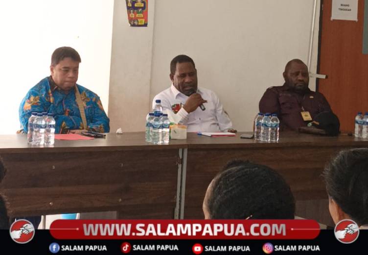 Bupati Kabupaten Nduga, Yoas Beon, S.IP didampingi Direktur RSUD Elvrida Sara, Dr dr Nataniel Hadi memimpin pertemuan dengan para pegawai, Kamis (8/10/2026)(Salampapua.com/Elea Worom)