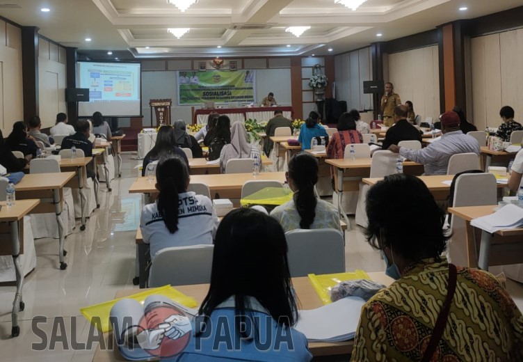 Puluhan Pelaku Usaha Menengah Ke Bawah Di Timika Ikuti Sosialisasi Perizinan Lingkungan Bersama DPMPTSP