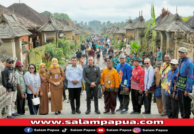 Rombongan FKUB dan Kesbangpol Kabupaten Mimika di Desa Penglipuran, Kabupaten Bangli, Bali pada studi komparatif, Rabu (24/06/2025) (Salampapua.com/Sianturi)