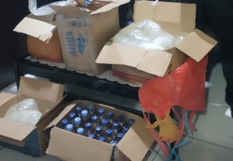 Polsek Poumako Amankan Puluhan Liter Miras Sopi Dari Penumpang KM Sabuk Nusantara 77