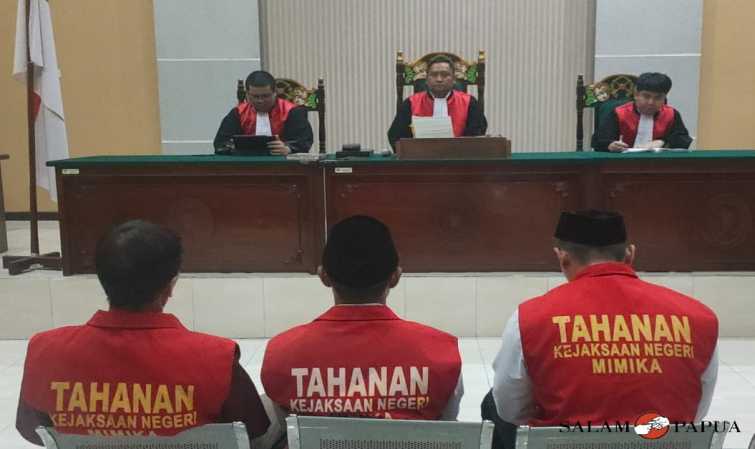 DITUNTUT HUKUMAN SEUMUR HIDUP, TIGA TERDAKWA MUTILASI WARGA NDUGA HANYA BISA TERTUNDUK