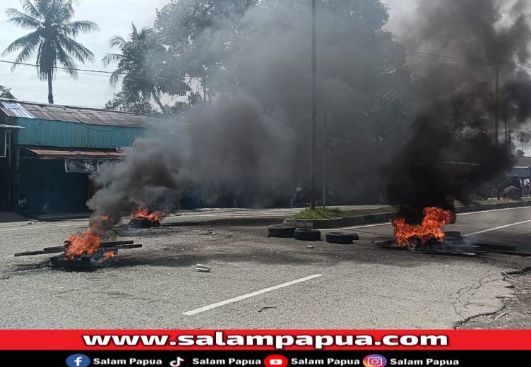 Satu Warga Tewas Ditikam, Jalan Ahmad Yani Timika Diblokade Dan Diselimuti Asap Hitam