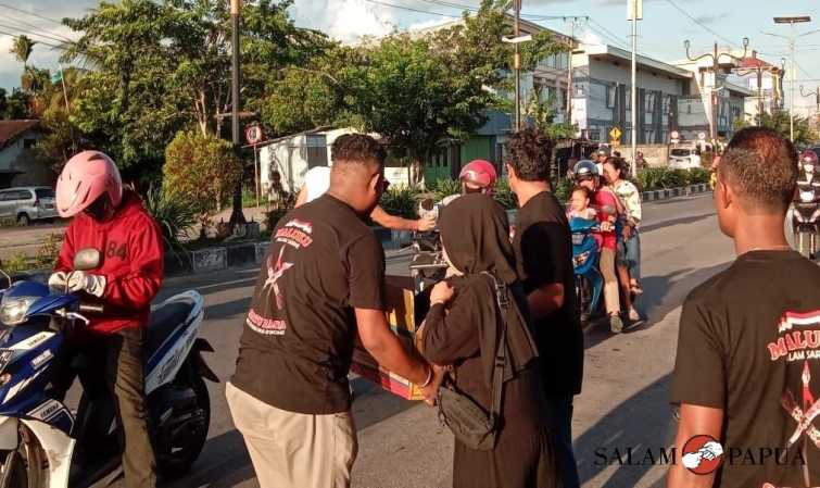 PEMUDA M1R TIMIKA BAGI-BAGI TAKJIL KEPADA WARGA