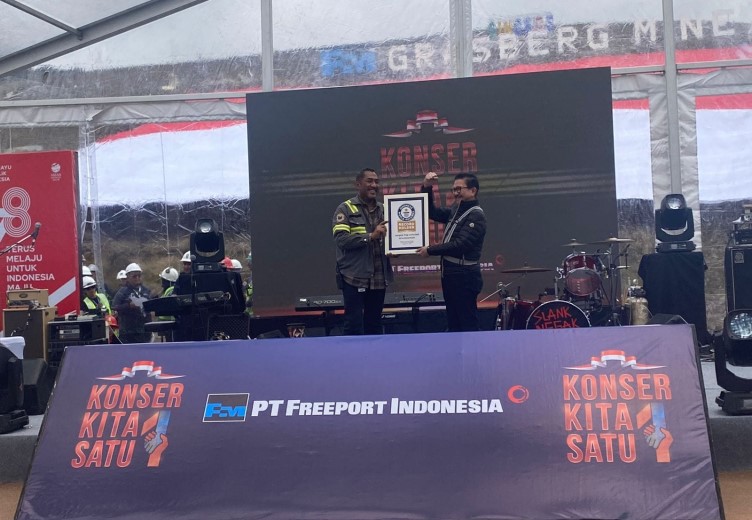 Presiden Direktur PTFI Tony Wenas (kanan) dan Kepala Teknik Tambang PTFI Carl Tauran (kiri) menerima sertifikat rekor dunia untuk pembentangan bendera terbesar di gunung dari Guinness World Records (Foto:PTFI)