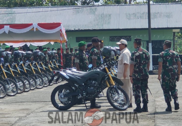 Menham Prabowo Serahkan Bantuan 79 Motor Trail Kepada Babinsa Di Mimika