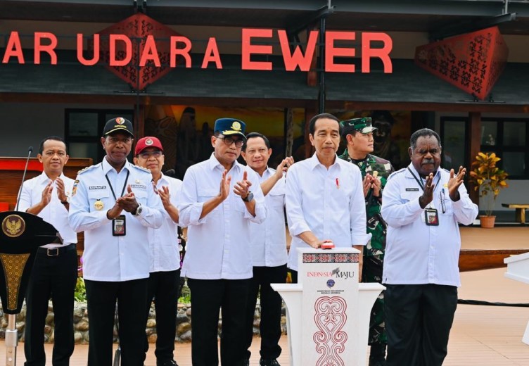 PRESIDEN JOKOWI RESMIKAN PENGEMBANGAN BANDARA EWER KABUPATEN ASMAT