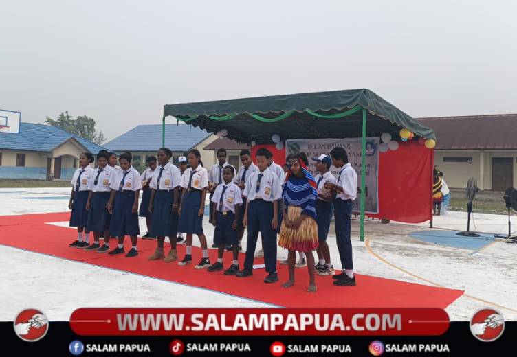 Salah satu penampilan vocal grup pada Bulan Bahasa menyambut HUT Sumpah Pemuda ke-98 di Kenyam, Senin (19/10/2026)(Salampapua.com/Elea Worom)
