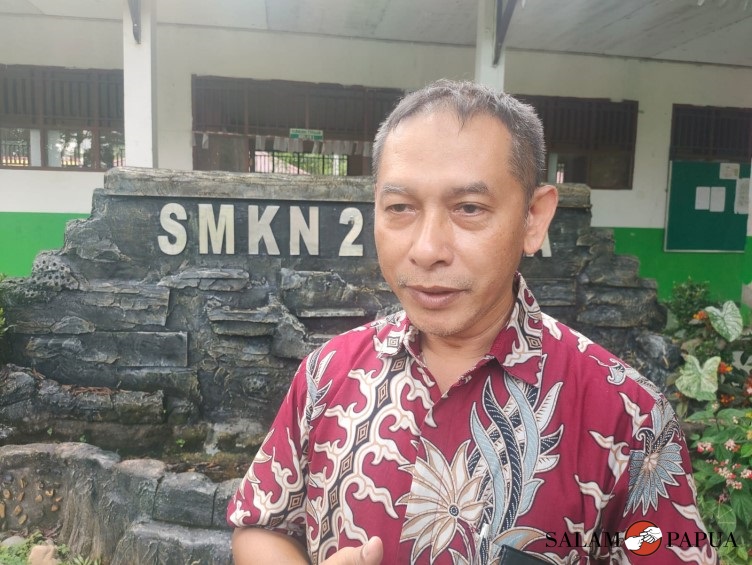 Kepala Sekolah SMKN 2 Mimika, Drs. Slamet Dwiyono,M.Eng (Foto:salampapua.com/Acik)