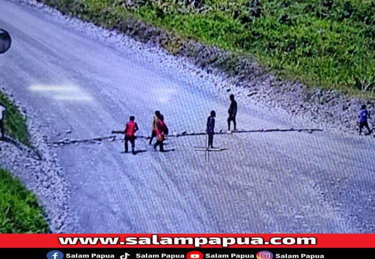 Tuntut Disediakan Bus, Warga Palang Jalan Di Mile 49