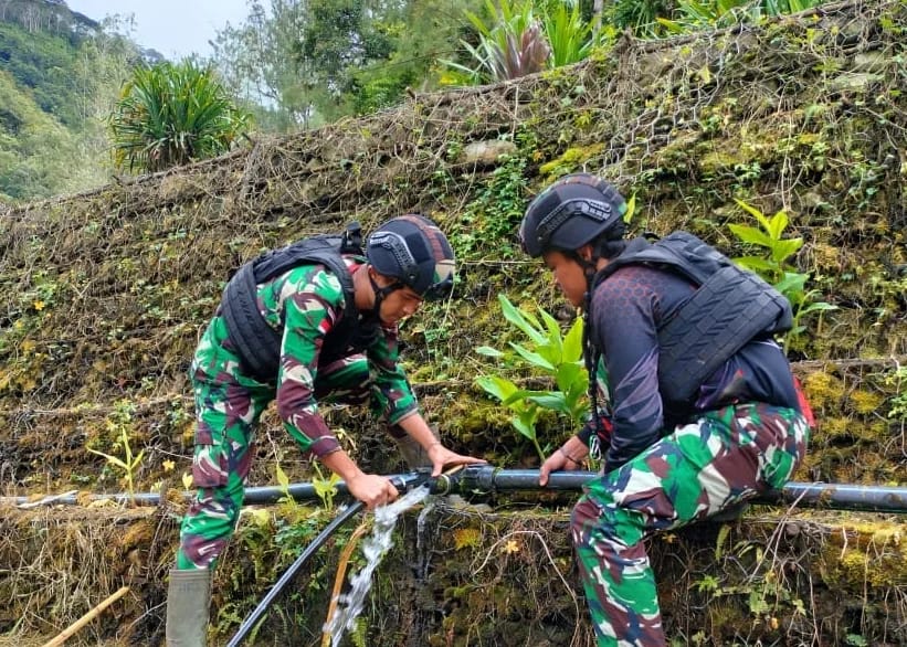 Satgas Yonif 116/Garda Samudra Gerak Cepat Bantu Masyarakat Perbaiki Saluran Air