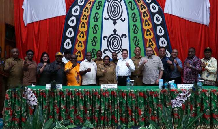 Foto bersama saat pertemuan Manajemen PTFI dan jajaran Pemerintah Provinsi bersama 8 Bupati Kabupaten di Provinsi Papua Tengah (Foto:Istimewa)