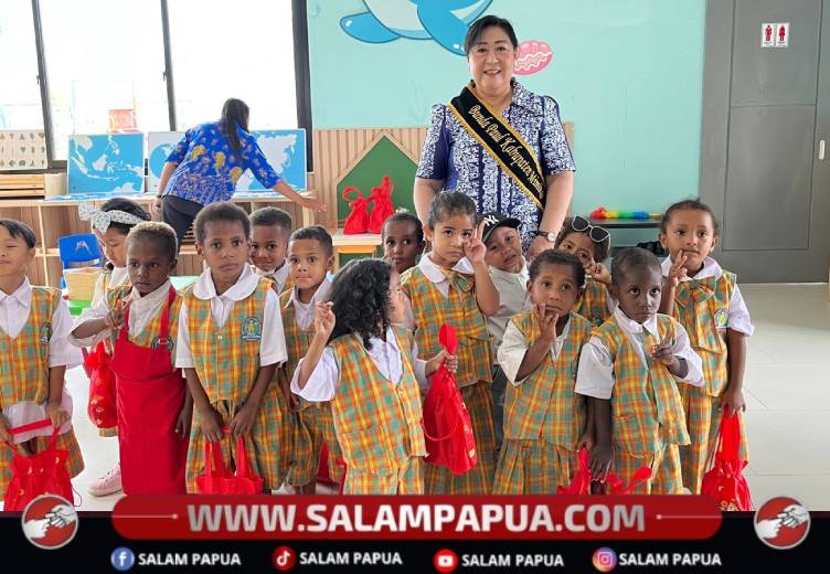 Tinjau Perkembangan Anak, Ketua TP-PKK Mimika Kunjungi PAUD Amoro
