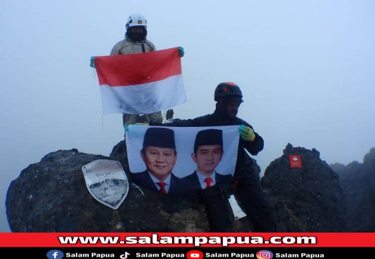 Tim PT. Wisata Puncak Nemangkawi Kibarkan Merah Putih Di Puncak Nemangkawi