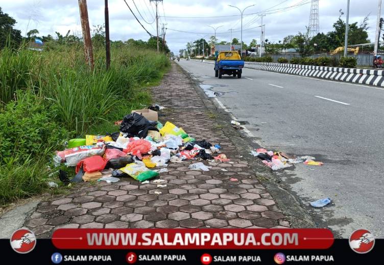 Warga Keluhkan Tumpukan Sampah Di Trotoar Jalan Poros SP3 Timika