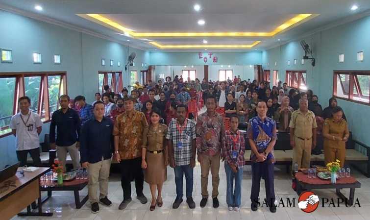 Foto bersama saat pembukaan Pelatihan dan Sertifikasi Digital oleh BBPSDMP Kominfo UPT Makassar yang dilaksanakan di Politeknik Amamapare Timika, Papua Tengah, Selasa (16/5/2023) (Foto:salampapua.com/JR)
