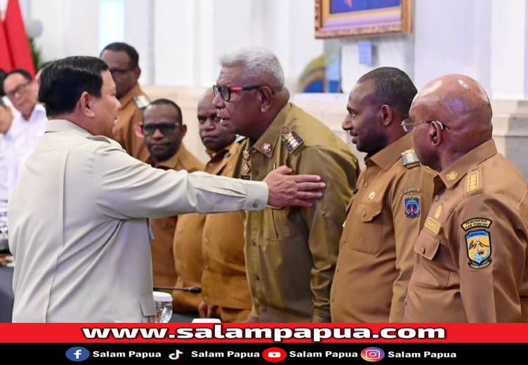 Bupati Kabupaten Mimika, Johannes Rettob ketika bertemu Presiden RI, Prabowo Subianto pada pertemuan Kepala Daerah se-Papua di Jakarta, Selasa (16/12/2025)(Dokumen Seskab)