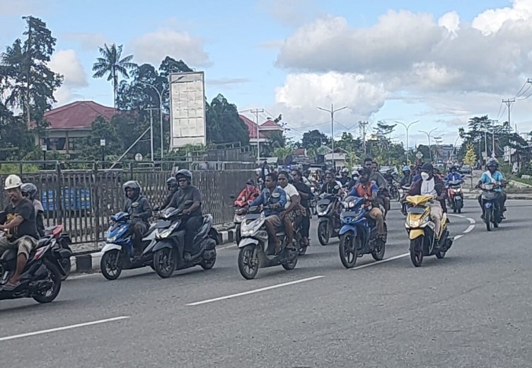 Satlantas Mimika Dukung Niat Koteka Vespa Club Timika Bangun Patung Helm Dan Akan Bantu Motor Bekas