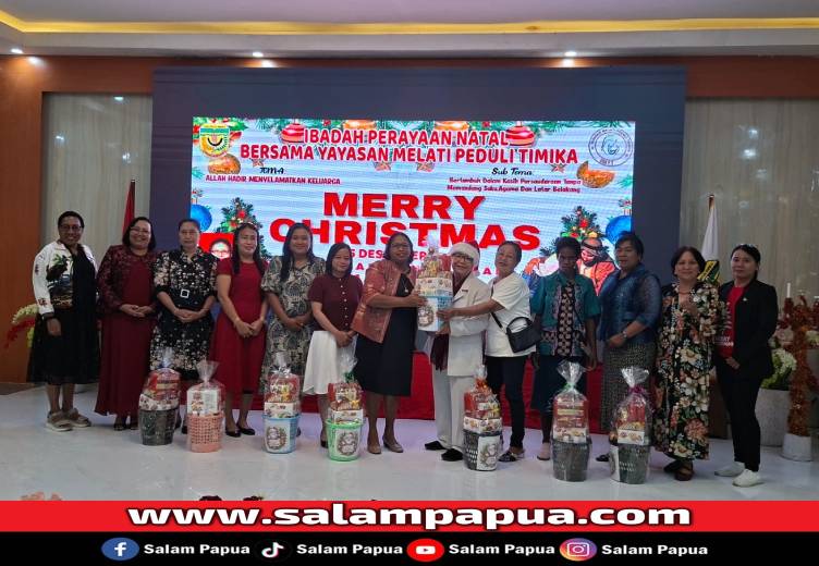 Penyerahan secara simbolis bingkisan Natal dari Yayasan Melati Peduli Timika usai perayaan Natal, Minggu malam (14/12/2025)(Salampapua.com/Sianturi)