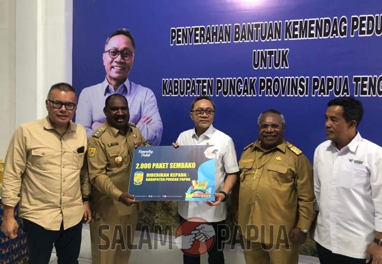 Mendag Beri 2.000 Paket Sembako Kepada Kabupaten Puncak