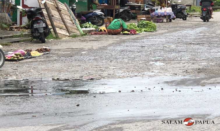 PEDAGANG KELUHKAN JALAN MASUK PASAR SP 1 TIMIKA YANG RUSAK DAN BERLUBANG