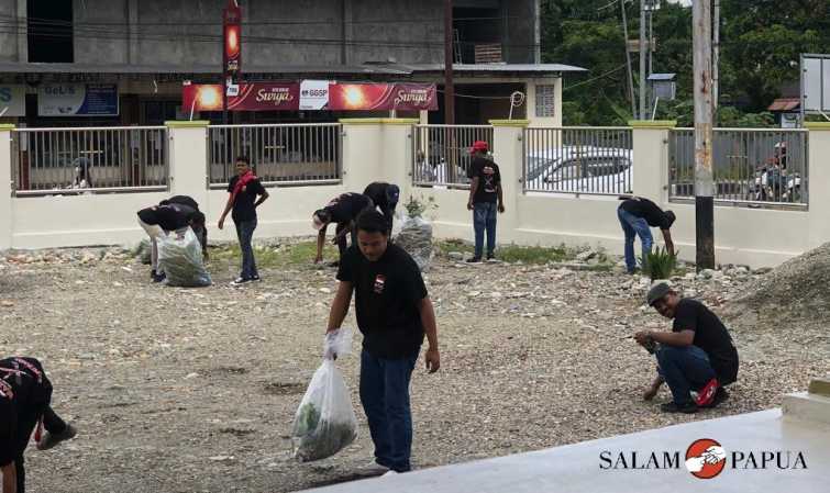 MEMBANGUN SOLIDARITAS, KOMUNITAS PEMUDA M1R BERSIH-BERSIH LINGKUNGAN GEREJA