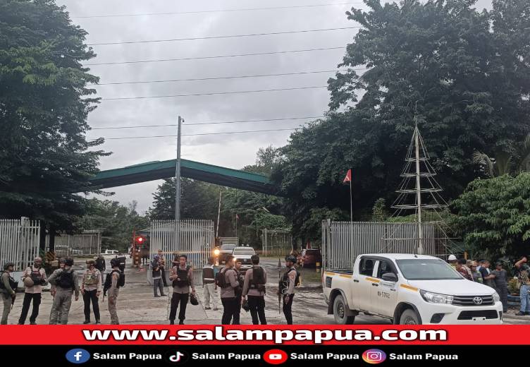 50 Personel Polres Mimika Amankan Aksi Warga Kwamki Di Check Point 28