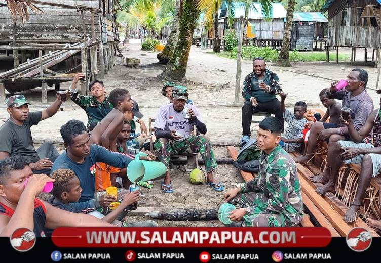 Suasana Santai Usai Kerja, Satgas TMMD Ngopi Bareng Warga Keakwa