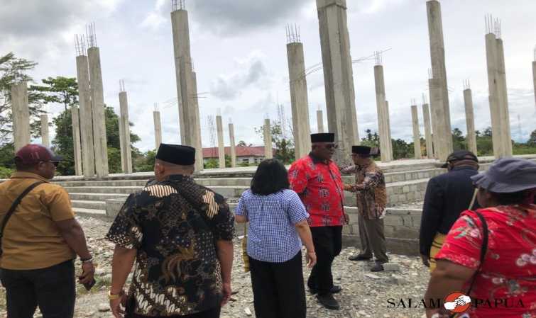 PLT BUPATI MIMIKA BERBAGI KASIH DAN MENINJAU PEMBANGUNAN MASJID DI LIMAU ASRI TIMUR DISTRIK IWAKA