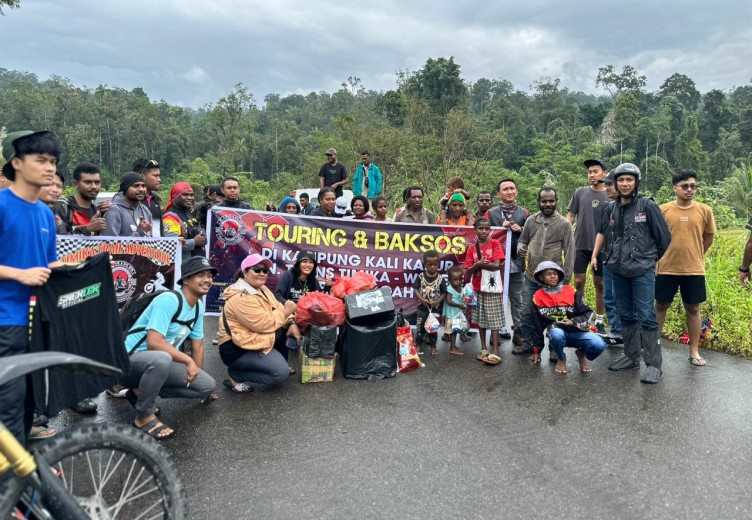 Timika Trail Adventure Gelar Baksos Kepada Warga Di Jalan Trans Nabire