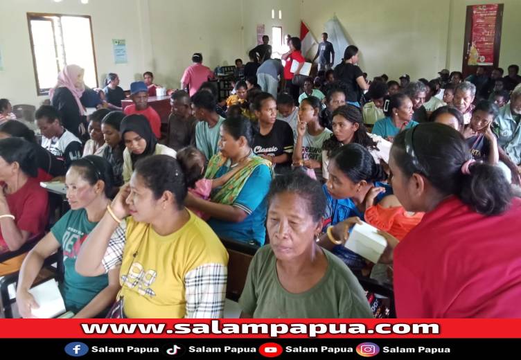 Para warga Kampung Naena Muktipura, SP6 ketika mengikuti sosialisasi tentang Keluarga Hebat Cegah HIV-AIDS, Senin (22/12/2025)(Dokumen YMPT)