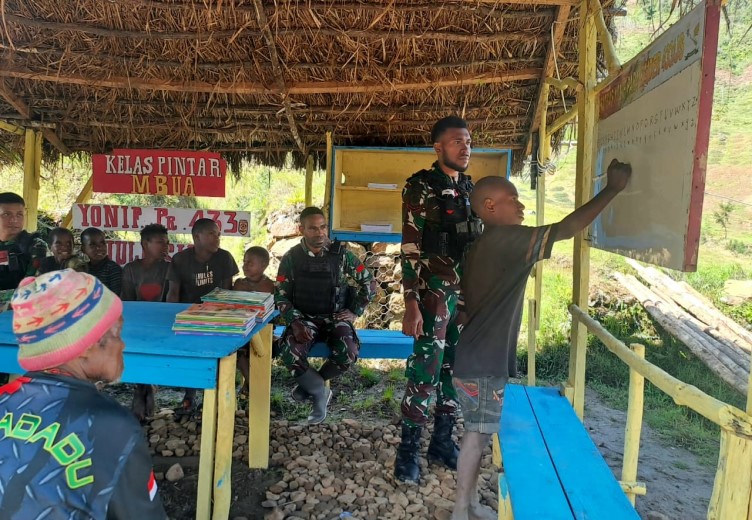 TNI BUKA KELAS PINTAR DAN MENGAJARI ANAK-ANAK DI DISTRIK MBUA KABUPATEN NDUGA