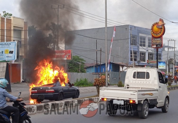MOBIL SEDAN TERBAKAR DI JALAN HASANUDDIN TIMIKA