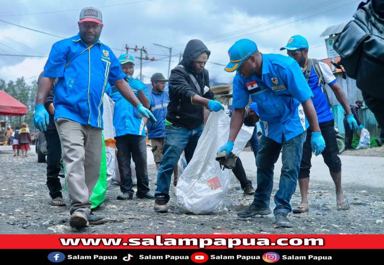 Peringati Hari Sumpah Pemuda Ke-97, KNPI Deiyai Bersihkan Kota Waghete