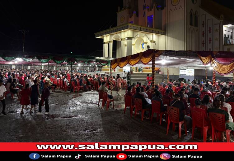 Meski Diguyur Hujan, Ibadah Malam Natal Di Timika Berlangsung Penuh Sukacita