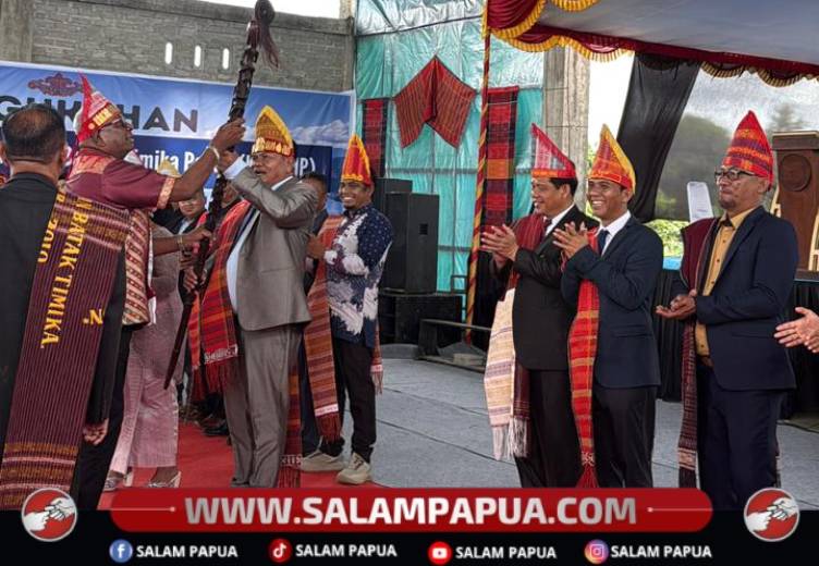 Bupati Kabupaten Mimika, Johannes Rettob menyerahkan Tunggal Panaluan (Tongkat Kepemimpinan) kepada Ketua KMBMP Mimika, Lantas Hutabarat di Gedung Sopo Godang Jalan Khatulistiwa Timika, Minggu (30/8/2026)(Salampapua.com/Dokumen KMBMP)