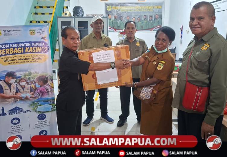 Peduli Kesehatan, FKDM Mimika Serahkan 2.000 Masker Untuk Wartawan Dan Sekolah