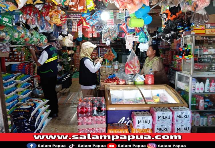 Aparat Gabungan Temukan Ratusan Bahan Makanan Kadaluarsa Di Poumako