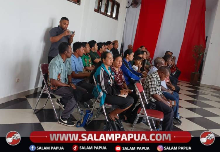 Perwakilan para kepala sekolah semua tingkat pendidikan di Kabupaten Nduga ketika mendengar arahan dari Bupati Yoas Beon pada pertemuan di Kantor Bupati, Kenyam, Jumat (18/9/2026)Salampapua.com/Elea Worom)