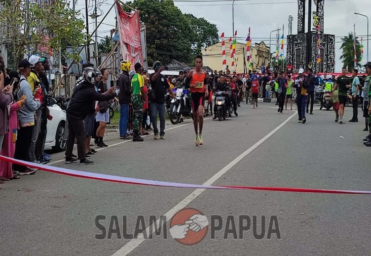 ANGGOTA KOSTRAD MAKASSAR JUARA 1 LOMBA LARI MARATHON DI MIMIKA UNTUK KATEGORI UMUM