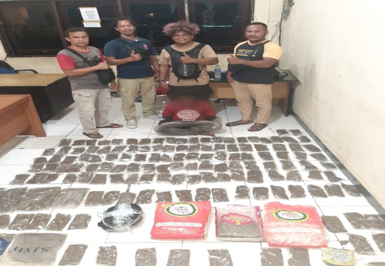 PENGEDAR GANJA ASAL PAPUA NUGINI DITANGKAP SAAT SEDANG ASIK MAKAN