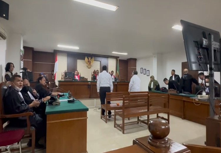 ELTINUS OMALENG DIVONIS LEPAS DARI TUNTUTAN HUKUM, KPK SEGERA AMBIL SIKAP DAN SEBUT BELUM INKRAH