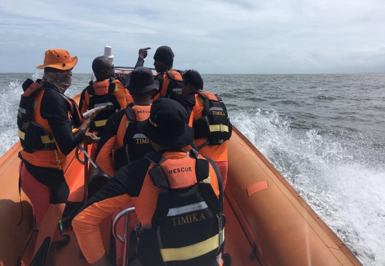 DUA KORBAN KAPAL TENGGELAM DI MUARA PORTISTE TIMIKA BERHASIL DITEMUKAN NELAYAN DI DOBO MALUKU