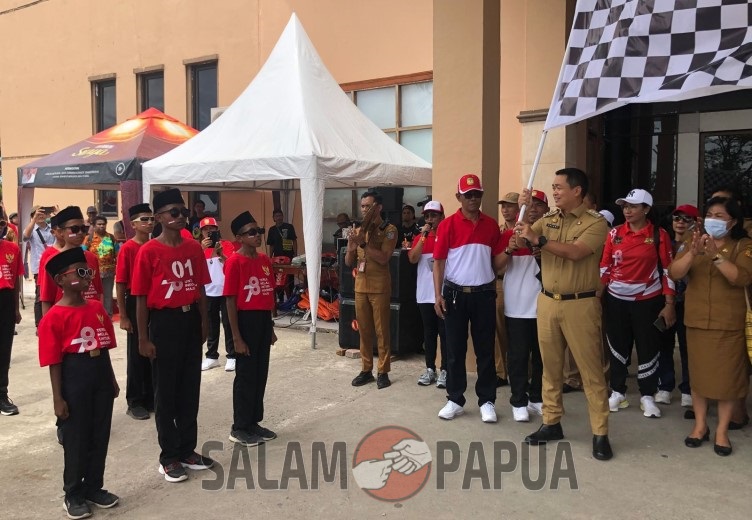 PEMKAB MIMIKA GELAR LOMBA GERAK JALAN PERINGATI HUT RI KE-78