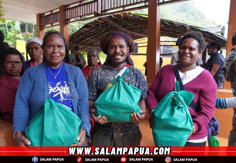 Katrina Magal, warga kampung Opitawak bersama warga kampung di Dataran Tinggi Mimika lainnya menerima bingkisan bahan makanan dari rangkaian diakonia di Gereja Banti, Distrik Tembagapura (salampapua.com/Foto Corp.Comm PTFI)