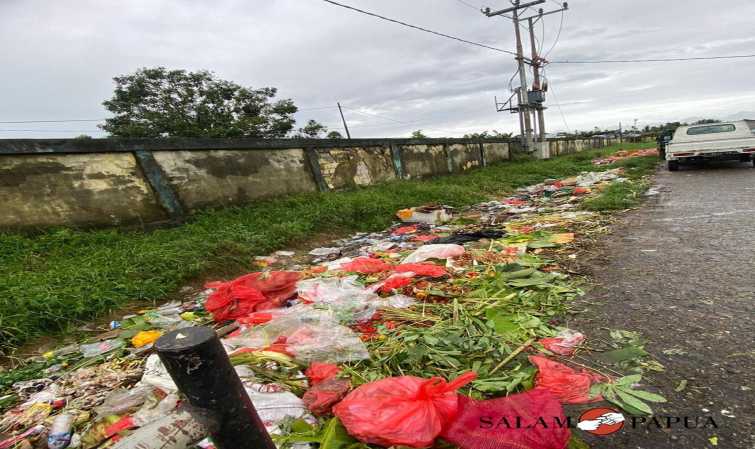 KADISPERINDAG MIMIKA AKUI PEDAGANG DI PASAR SENTRAL BELUM SADAR TATA KELOLA PEMBUANGAN SAMPAH